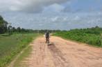 Pedalando na zona rural a caminho da praia, na Ilha de Marajó - PA